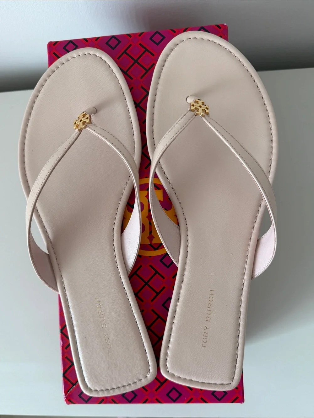 Tory Burch Shell Pink Leather Thong Sandals Gold Logo - Picture 1 of 4